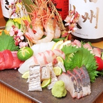 姫路の海でその日に獲れた新鮮な魚介を盛り合わせた贅沢な一皿！身の引き締まり具合に思わず笑顔が♪
