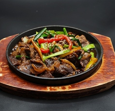 ≪特製の味付けでお酒とお箸が止まらない！≫ 鉄板プルコギ ￥1,280（税込）の写真