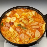 みんなで楽しむちょっぴりスパイシーな韓国伝統鍋の魅力