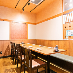 【少人数のお集まりや家族とのお食事にも当店は最適】木のテーブルと温かみのある照明が、落ち着いた雰囲気を演出します。2次会などのちょい飲みにもぜひご利用ください。安心して食事や会話を楽しめる居心地のよい空間です。