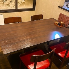4名様掛けのテーブルのお席は4つご用意しております！4名様でご利用でも窮屈にならず広々しております◎お料理をたくさん頼まれても大丈夫です！各種宴会に対応！ご予約お待ちしております！