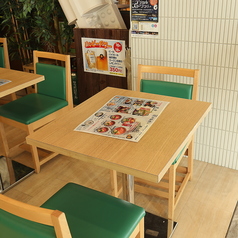 【２名テーブル席】店内には2名掛けのテーブル席を多数ご用意。コンパクトながらもゆとりある配置で、落ち着いて食事が楽しめます。テーブルは連結もできるため、少人数での利用はもちろん、人数が増えたときにも柔軟に対応可能。シーンに合わせて使いやすい、便利な席です。