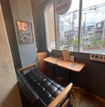 ２階にあるカップルシートです。外を見ながら横並びでゆっくりお食事を楽しめるテーブル席でございます。