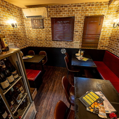 【ハイテーブル席：1～2名様】デートにぴったり！お洒落な温かみのある癒しの空間◎木を基調とした入口のドアを開けると、温かみのある照明と開放的な空間が広がる店内。ハイテーブル席では、1～2名様のご利用も大歓迎！お一人でも気軽にお立ち寄りください♪