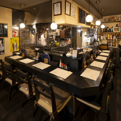 お一人でも入店しやすい雰囲気の当店は、カウンターのお席を9席完備しております。お仕事終わりのサク飲みにいかがでしょうか。