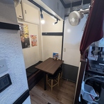 コンパクトで居心地の良い個室空間！ドリンクと焼き鳥を楽しみながら遅くまでゆったりと過ごせます♪