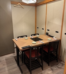 お洒落で落ち着いた雰囲気の店内には、ゆっくりとお食事をお楽しみいただけるお席をご用意しております。周囲を気にせず過ごせる心地よい空間は、宮古島旅行の思い出となるご夕食の場としても最適です。