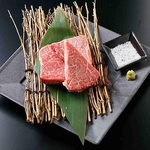 厳選された上質なお肉は、口の中に入れた瞬間に旨味が広がります♪極上の焼肉体験をご堪能ください。