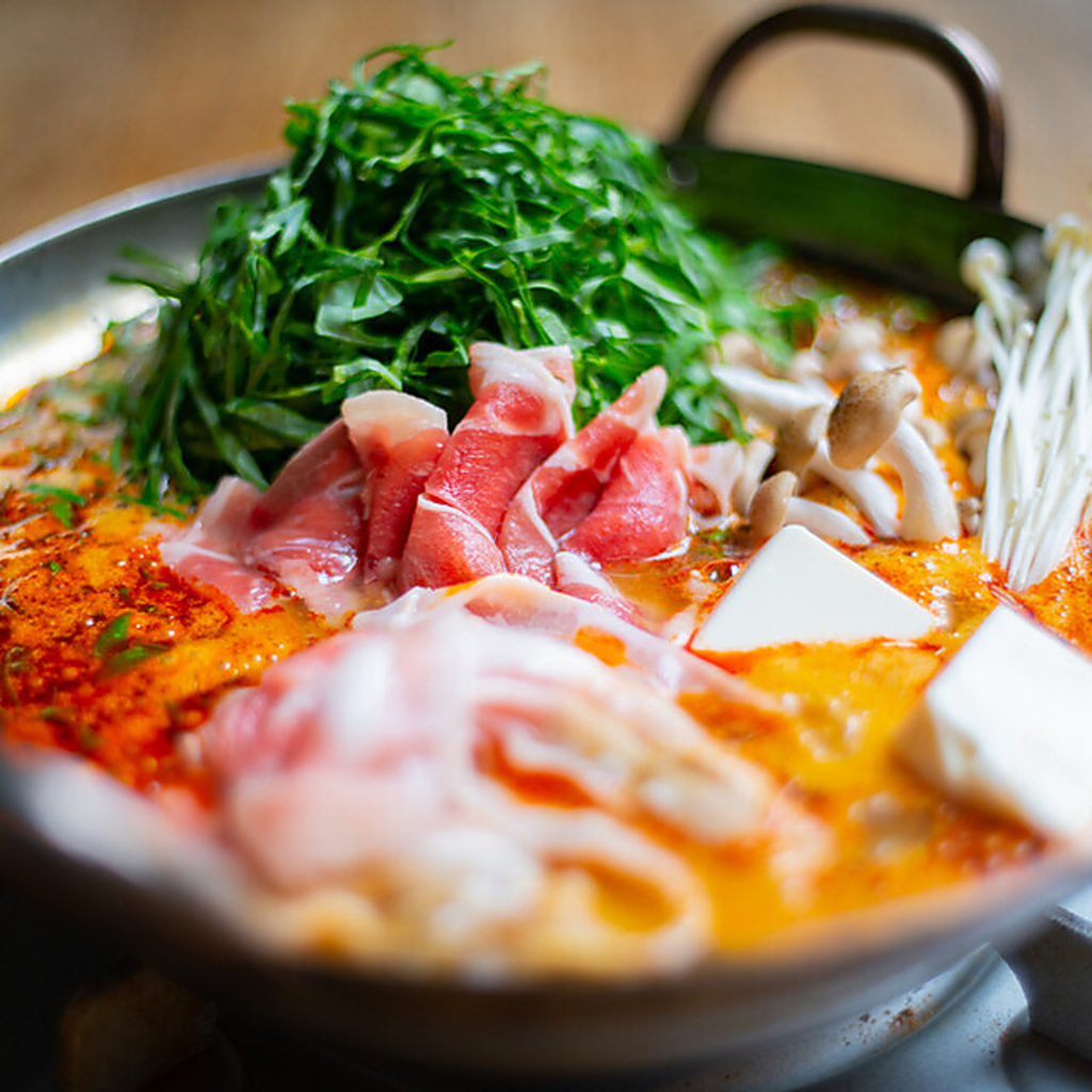 野菜の旨みが溢れ出る出汁とスパイシーなスープが後引く味わいの農家の火鍋コースをぜひご賞味あれ！