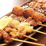 国産若鶏を使った焼き鳥盛り合わせ♪香ばしい串が揃い、ふらっと立ち寄るちょい飲みとの相性も良い！
