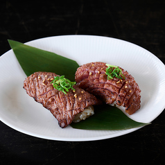 黒毛和牛 炙り寿司 (2貫)