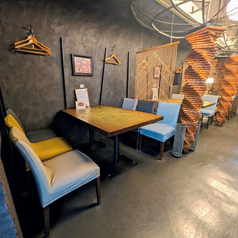 広々としたテーブル席!解放感あり♪ゆっくり食事をお楽しみいただけます。