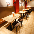 広々とした設計が魅力のテーブル席は、ご家族でのお食事や親しいお仲間との女子会に最適です。木目調の美しい天板が温かみのある雰囲気を醸し出し、リラックスしながらゆったりと過ごせます。ベンチシートタイプで座り心地も良く、美味しいお料理を囲んで会話も弾む賑やかで楽しいひと時を心ゆくまでお楽しみください◎