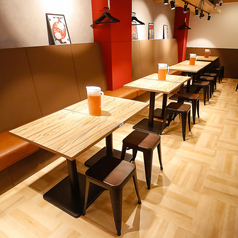 広々とした設計が魅力のテーブル席は、ご家族でのお食事や親しいお仲間との女子会に最適です。木目調の美しい天板が温かみのある雰囲気を醸し出し、リラックスしながらゆったりと過ごせます。ベンチシートタイプで座り心地も良く、美味しいお料理を囲んで会話も弾む賑やかで楽しいひと時を心ゆくまでお楽しみください◎