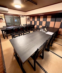 【2F】8名～20名様用個室になります。ゆったり足をおろせるテーブル席ですのでご年配の方にも◎小さなお子様用の椅子はございません。2階のお席は３時間を目安にご利用をお願いいたします。