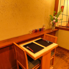 【テーブル席：2席×1卓】2名掛け席は、友人や恋人との親密なひとときを過ごすのに最適なスペースです。木の温もりに包まれた落ち着いた雰囲気の中、肩を寄せ合いながら自家製の蕎麦や季節の旬の食材を生かしたお料理をお楽しみいただけます。