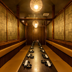 【掘りごたつ個室あり】（2名～4名様用・4名～6名様用/扉・壁あり）10名様～20名様など団体様でのご宴会にもご利用可能な大型個室もご用意。落ち着いた上品な雰囲気の個室は、まさにプライベート空間。周りを気にせずゆったりとご宴会をお楽しみ頂けます。