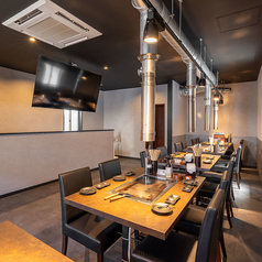 【テーブル席】1階と2階で4名席テーブルを計6つご用意!