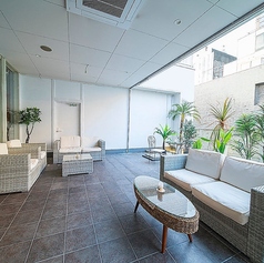 【2～20名様/テラス席】都会の真ん中で、風を感じながらパーティー♪冬でも暖かく安心。爽やかな風を感じながら、美味しい料理とご歓談をゆったり楽しめる自慢のテラス。気候のいい春・秋や、夏のビアガーデンシーズンは大人気！大型の暖房器具など完備しており、冬場や肌寒い日でも暖かく快適にお過ごしいただけます♪