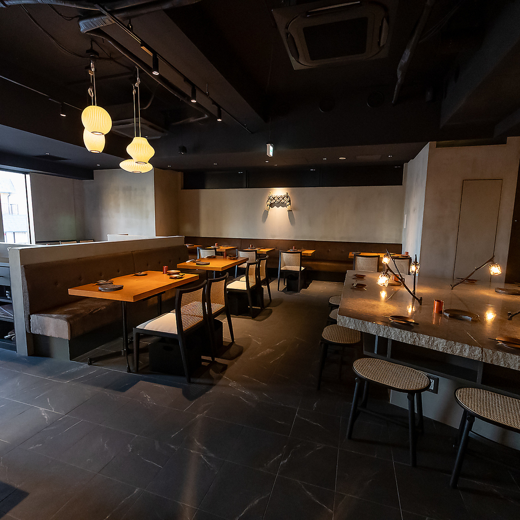 モダンな雰囲気の店内にはテーブル席とカウンター席をご用意◎20人～50名様まで貸切も承っております