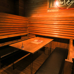 6名様用テーブル席×1、4名様用テーブル席×2、木の温もりを感じられる広々空間。