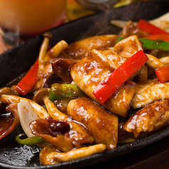 スルメイカの姿鉄板焼き 麻辣ソースかけ