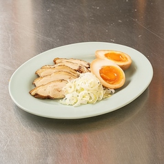 鶏チャーシューと味付け玉子のつまみ