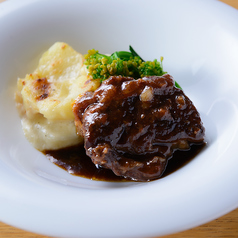 <肉>和牛赤ワイン煮込み~ドフィノワを添えて~