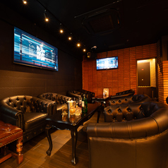 洗練された雰囲気の中でリラックスしながらお楽しみいただける特別な空間で、友人との会話や一人での静かな時間をお過ごしいただけます。豊富なお酒が並ぶバーカウンターは、魅力的なサロンのような雰囲気を演出し、心地よい空間の中、特別なひとときを提供します。