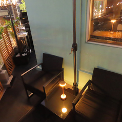 【テラス席 4名様がけ×1卓】4名様がけのテラス席は、夜景を眺めながらリラックスした時間を過ごすのに最適なお席です。種類豊富なドリンクやおつまみ、軽食が揃い、食事をしながら楽しい会話が弾みます。開放感あふれる空間で、心地よい風を感じながら特別なひとときをお楽しみください！