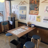 居心地抜群のテーブル席で、贅沢なひとときを