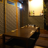 喧騒を忘れさせる落ち着いた雰囲気を演出した店内。