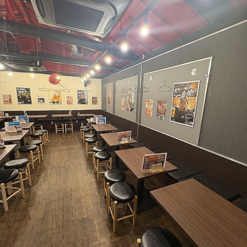 ゆとりあるテーブル席で気軽に乾杯！飲み放題や二次会・三次会にも最適なコスパ最強の焼き鳥居酒屋◎