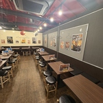 ゆとりあるテーブル席で気軽に乾杯！飲み放題や二次会・三次会にも最適なコスパ最強の焼き鳥居酒屋◎