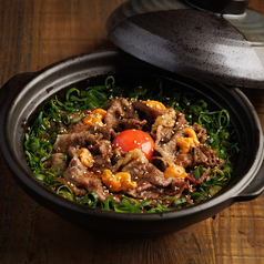 国産牛と雲丹の土鍋ご飯の写真