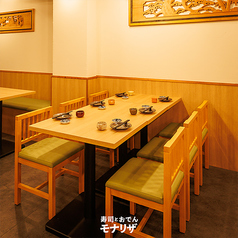 ［4～6名様］心落ち着く雰囲気のテーブル席。陶器や繊細な欄間が和の趣きを添え、丁寧に整えられた空間からは店主のもてなしの心が伝わってきます。居心地良い空間で特別なひとときをお過ごし頂けます。