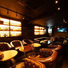 貸切対応可能です！洗練されたデザインの空間は、落ち着いた雰囲気が漂い、特別なイベントや集まりにぴったりです。プライベート感を大切にしたこの空間では、友人や同僚と自由に楽しむことができ、特別なひとときを演出します。