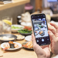 店内には、どなたでも自由にご利用いただける電源と無料Wi-Fiを完備しています。スマートフォンの充電を気にすることなく、その場で美味しいお寿司の写真をSNSにシェアして楽しめます。通信環境が安定しているため、急な連絡やちょっとした作業をこなしたい時にも便利で、快適に長居できる空間です。