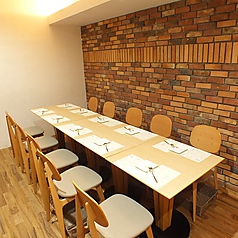 落ち着いた雰囲気の店内は、お仕事帰り・女子会・ご家族連れと幅広いシーンでご利用いただける空間です。