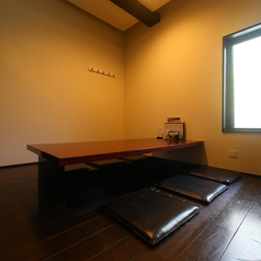 当店は赤・黒・白の三色をベースとしたシックな色合いを取り入れており、落ち着いた雰囲気の中、お食事がお楽しみいただけます。また、お席は掘りごたつ式で半個室となっており、周囲を気にすることなく料理がご堪能いただけます。