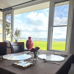 開放感のある大きな窓から自然の美しい景色を望むことができるお席です。ゆったりとしたテーブル配置で、プライベート感を大切にした空間が広がります。落ち着いたインテリアが心地よい雰囲気を醸し出し、特別なひとときを演出します。大切な方との食事や特別な記念日にもぴったりです。