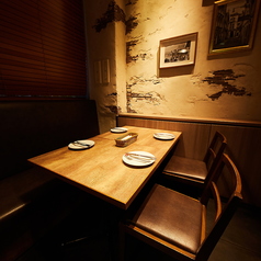 落ち着く店内と広々としたテーブル