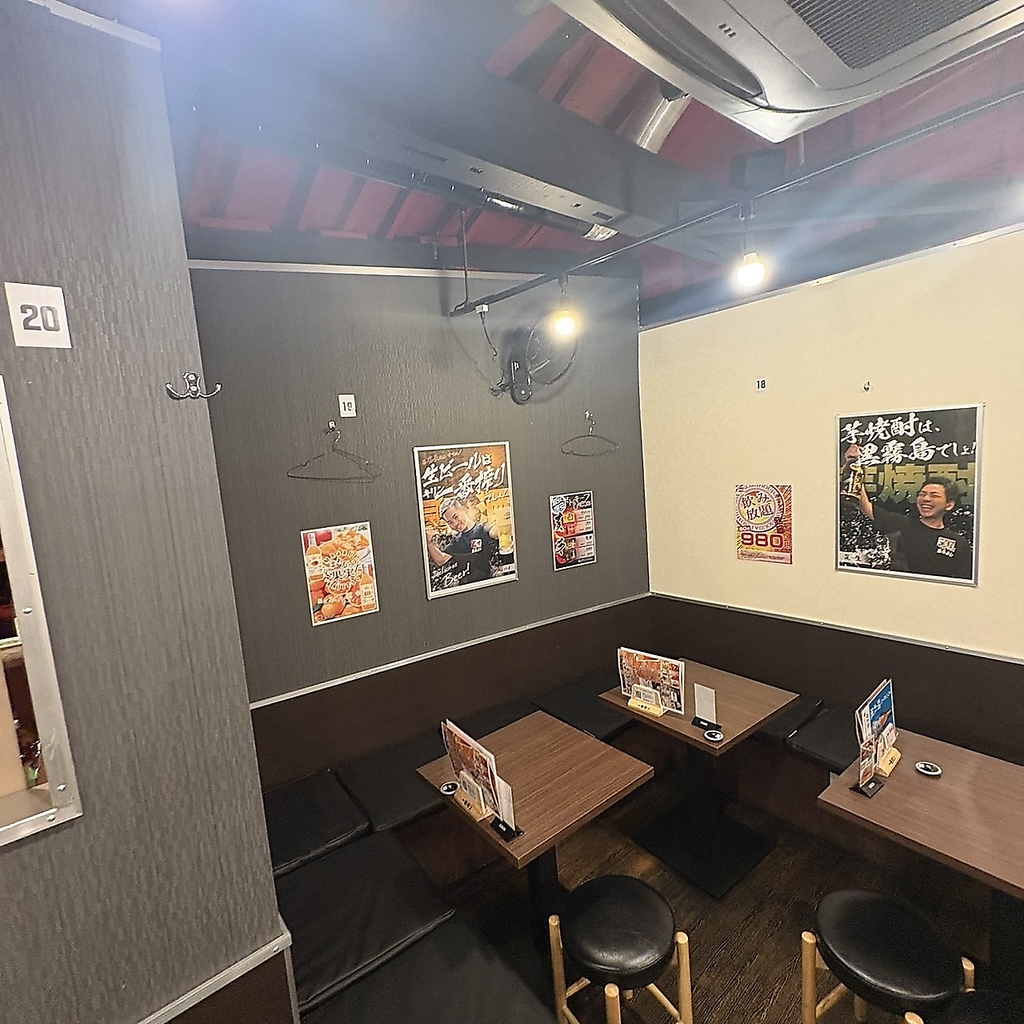 落ち着いたテーブル席で、気軽に楽しめる居酒屋の空間！少人数飲みから深夜の二次会まで幅広く対応♪