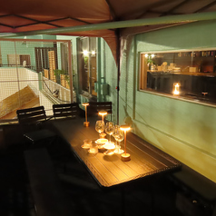 【テラス席 6名様がけ×1卓】ゆったりとした6名様がけのテラス席は、大人数でのお集まりやパーティーにぴったりのお席。心地よい風を感じながら、リッチにシャンパンを楽しむのもおすすめ♪飲み放題プランもあり、軽食やおつまみと共に開放的な環境で特別な瞬間をお仲間たちとお過ごしいただけます。