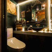 内装にとにかくこだわっており、トイレまで海賊船のようなゴージャスな空間。扉を開けた瞬間から愉しめる非日常をご堪能ください!