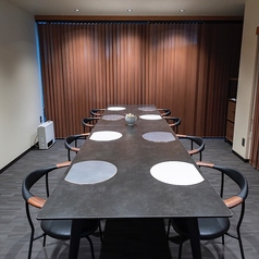 8名様まで着席可能な半個室。洗練されたシックな空間は、お祝い事や大切なおもてなしにも最適です。