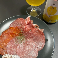 生ハムとサラミの盛り合せ