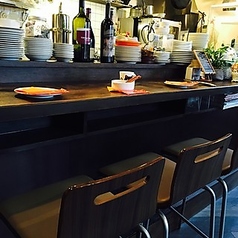 目の前で調理が見えるカウンター席では、シェフの手さばきを楽しみながらお食事できます。ライブ感あふれる空間で、料理の香りや音を感じながら、特別なひとときをお過ごしください♪