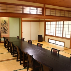 ５２畳以上の舞台付大広間もあります。テーブル・イスでの宴会や法事等の大人数での会食にもご利用頂けます。事前にご相談下さい。