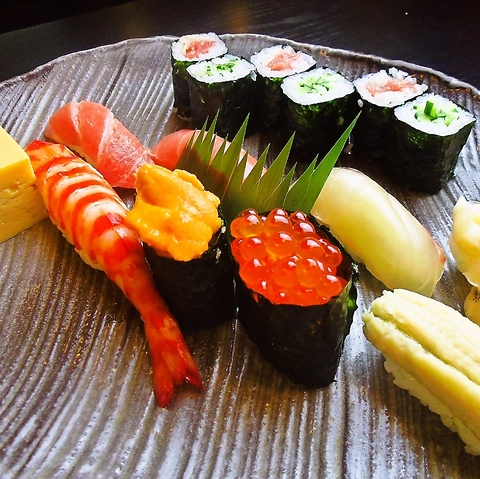 季節を感じる新鮮なお寿司をお酒と共に味わうひととき。